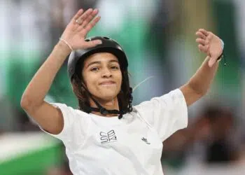 Rayssa Leal em ação, em competição de skate street