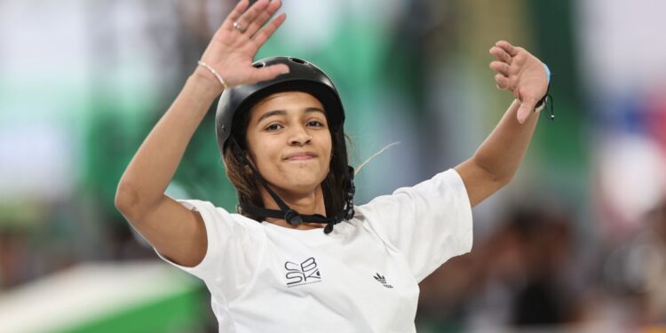 Rayssa Leal em ação, em competição de skate street