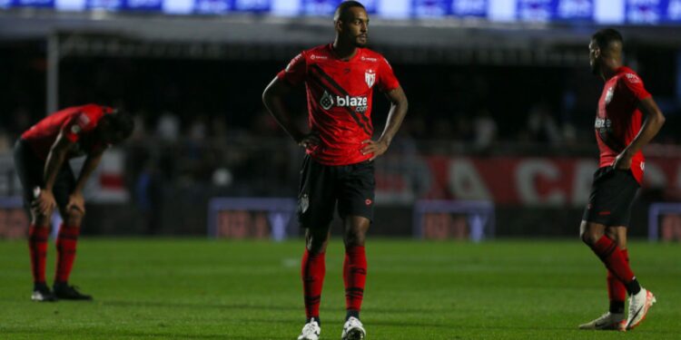 Jogadores do Atlético-GO, time na zona do rebaixamento