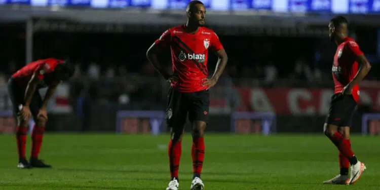 Jogadores do Atlético-GO, time na zona do rebaixamento