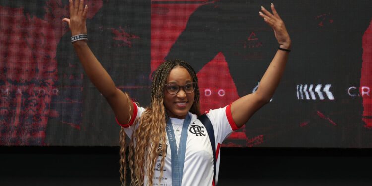 Rebeca Andrade sendo recebida pela torcida do Flamengo, após Olimpíada de Paris