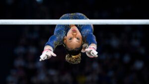 Rebeca Andrade competindo nas paralelas, nos Jogos Olímpicos de Paris