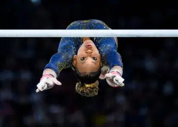 Rebeca Andrade competindo nas paralelas, nos Jogos Olímpicos de Paris