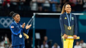 Rebeca Andrade vê erro em recurso de Simone Biles confirmar ouro em Paris
