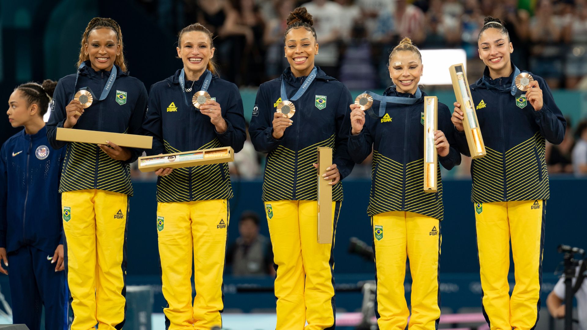 Rebeca Andrade, Jade Barbosa, Lorrane Oliveira, Flavia Saraiva e Júlia Soares com a medalha de bronze olímpica