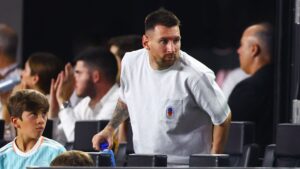 Lionel Messi acompanhando partida do Inter Miami das tribunas