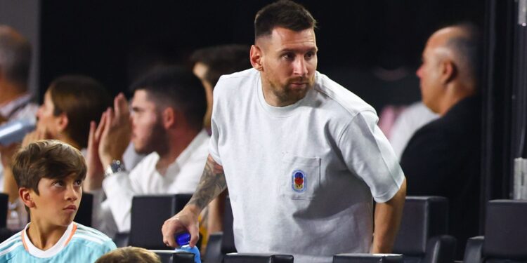 Lionel Messi acompanhando partida do Inter Miami das tribunas