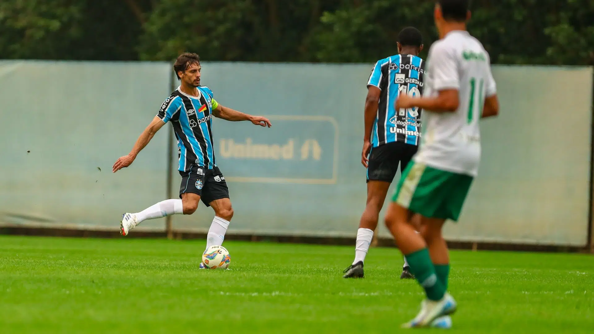 Rodrigo Caio em ação pelo Grêmio sub-20, contra o Juventude, com a bola dominada