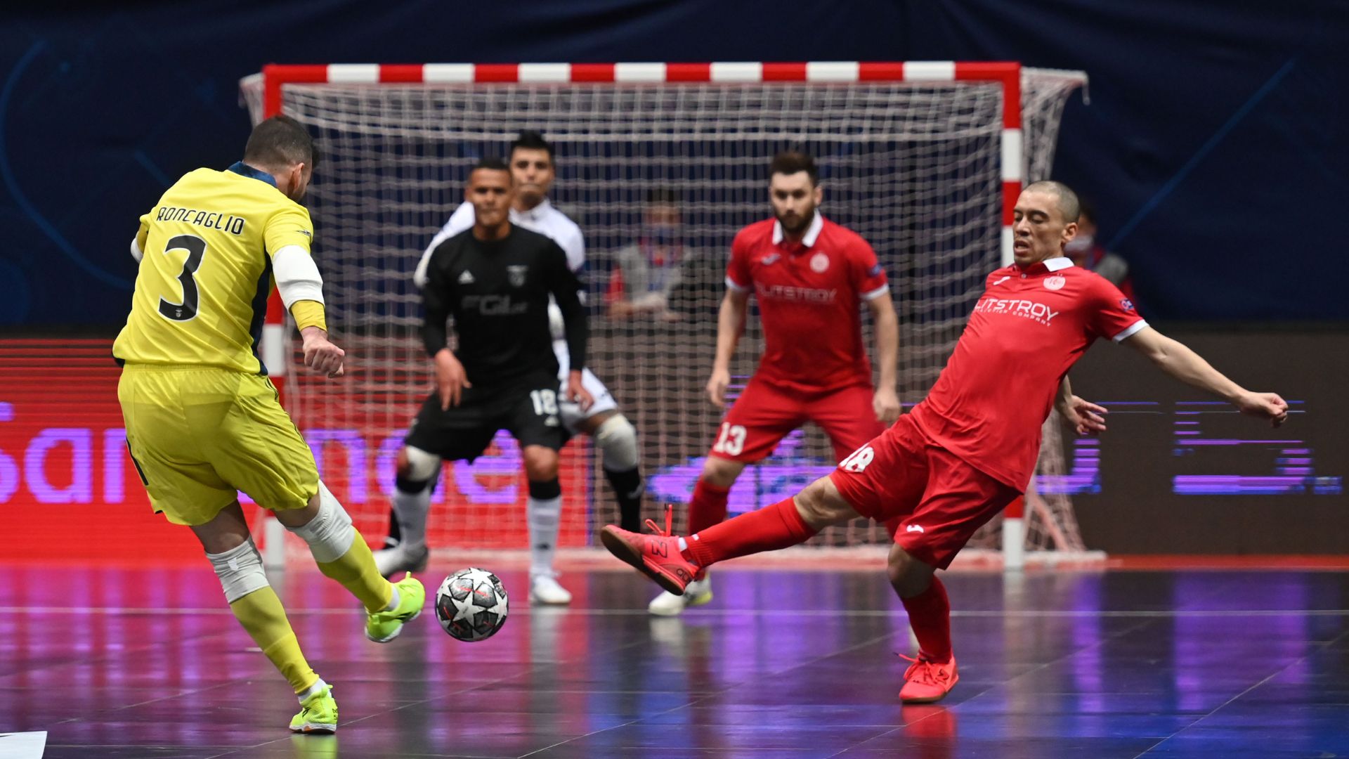 Roncaglio em ação contra o Benfica, em jogo da Champions League de Futsal 