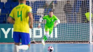 Roncaglio em ação contra Cuba, na Copa do Mundo de Futsal
