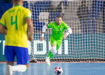 Roncaglio em ação contra Cuba, na Copa do Mundo de Futsal