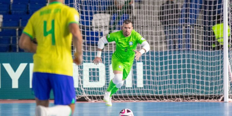 Roncaglio em ação contra Cuba, na Copa do Mundo de Futsal
