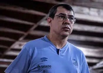 Carille, do Santos, celebrou a vitória da equipe contra o Botafogo-SP