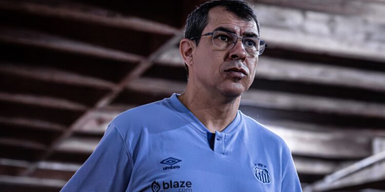 Carille, do Santos, celebrou a vitória da equipe contra o Botafogo-SP