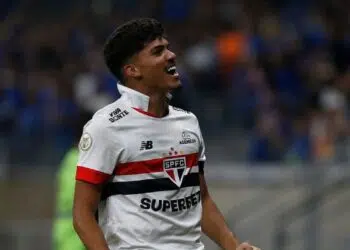 William Gomes, do São Paulo, comemora seu gol contra o Cruzeiro