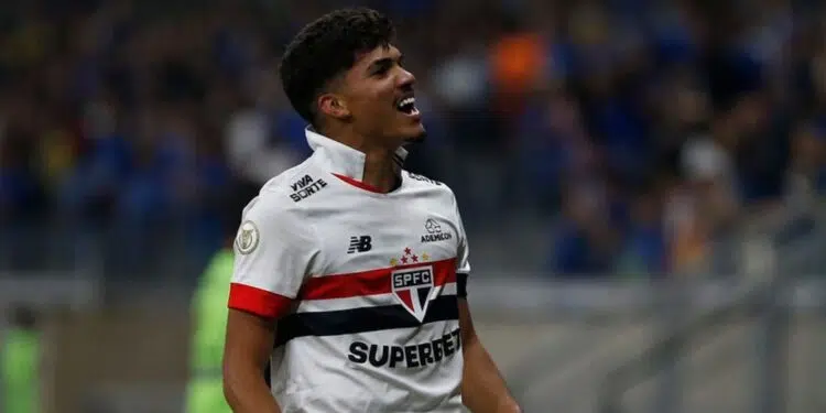 William Gomes, do São Paulo, comemora seu gol contra o Cruzeiro