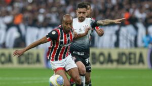 Lucas Moura e Igor Coronado disputando a bola, em jogo válido pelo primeiro turno do Brasileirão