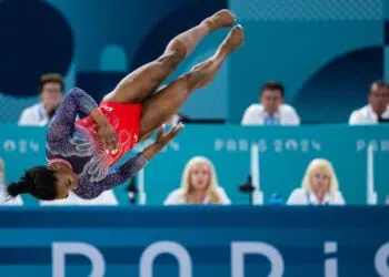 Simone Biles em ação na Olimpíada de Paris