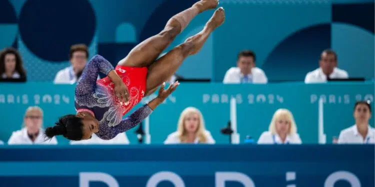 Simone Biles em ação na Olimpíada de Paris