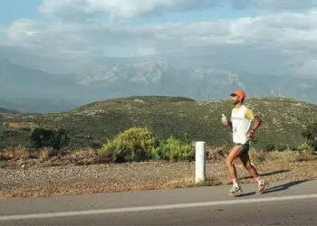 Homem correndo a Spartathlon