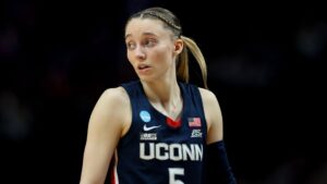 Paige Bueckers, estrela do basquete americano, em quadra pela UConn