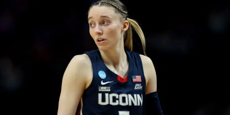Paige Bueckers, estrela do basquete americano, em quadra pela UConn
