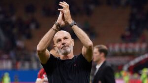 Stefano Pioli cumprimentando torcedores do Milan, em sua despedida