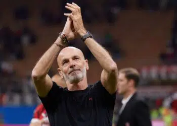 Stefano Pioli cumprimentando torcedores do Milan, em sua despedida