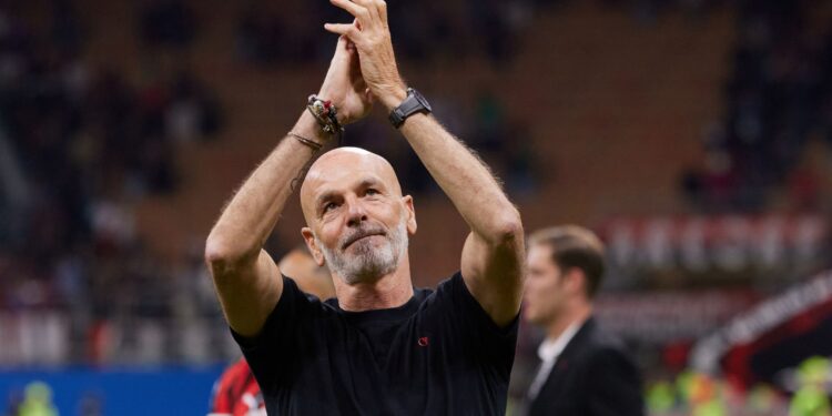 Stefano Pioli cumprimentando torcedores do Milan, em sua despedida