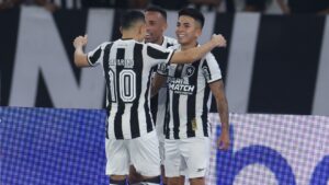Thiago Almada comemorando seu primeiro gol pelo Botafogo