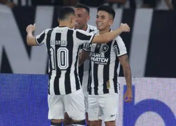 Thiago Almada comemorando seu primeiro gol pelo Botafogo