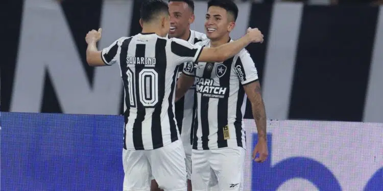 Thiago Almada comemorando seu primeiro gol pelo Botafogo