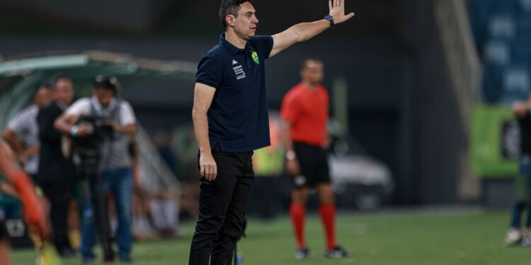 Técnico do Cuiabá dispara após pênalti não marcado