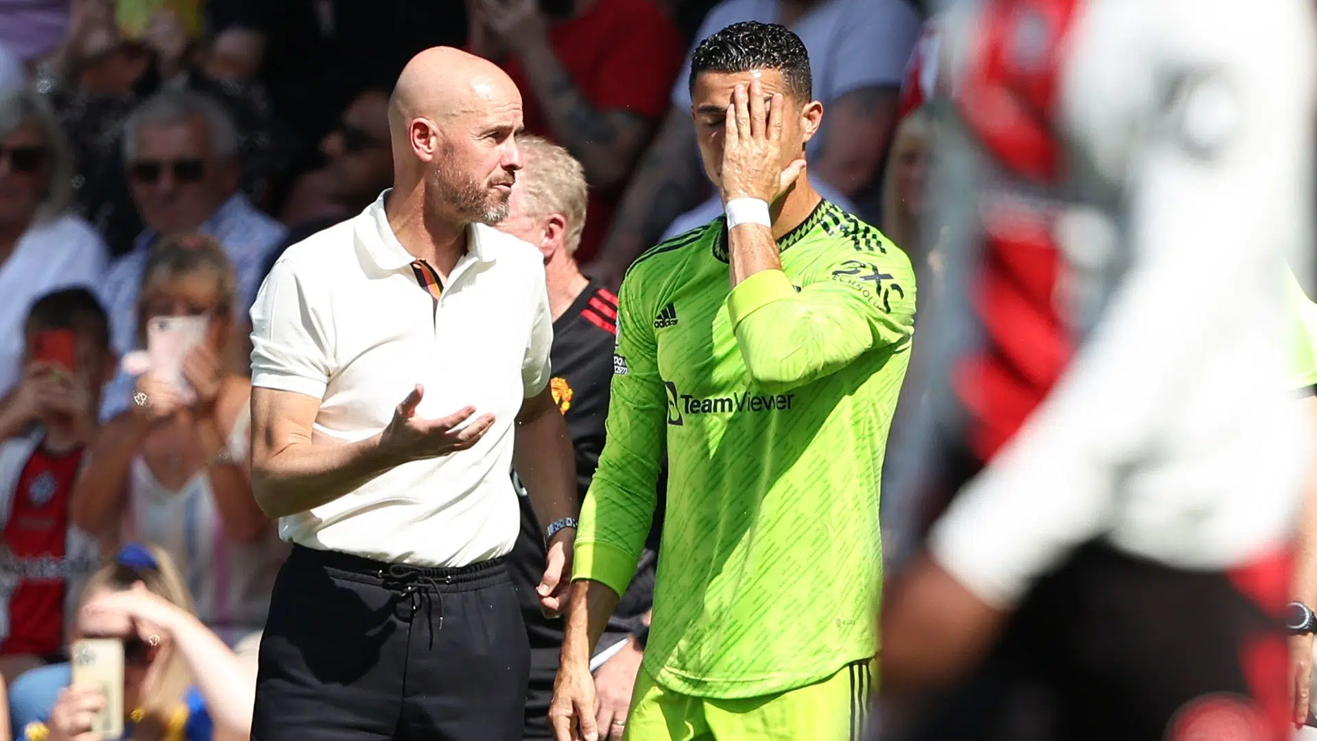 Erik Ten Hag passando instruções a Cristiano Ronaldo, no Manchester United