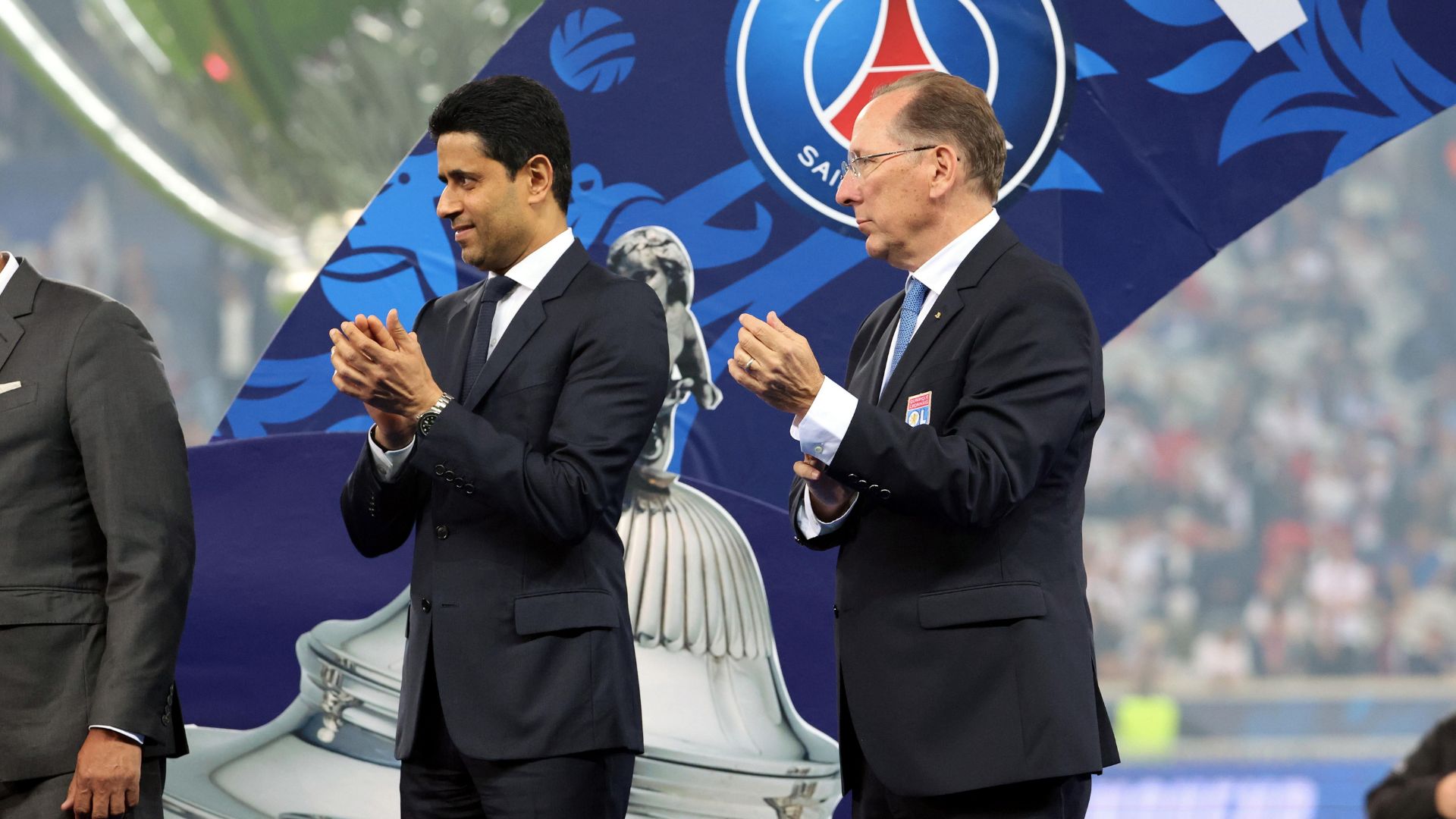 John Textor ao lado de Nasser Al-Khelaifi, dono do PSG (Crédito: Getty Images)
