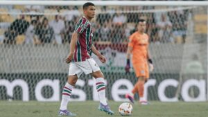 Thiago Silva conduzindo a bola, na partida contra o Atlético-MG