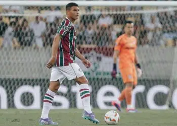Thiago Silva conduzindo a bola, na partida contra o Atlético-MG