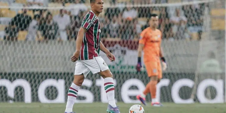 Thiago Silva conduzindo a bola, na partida contra o Atlético-MG