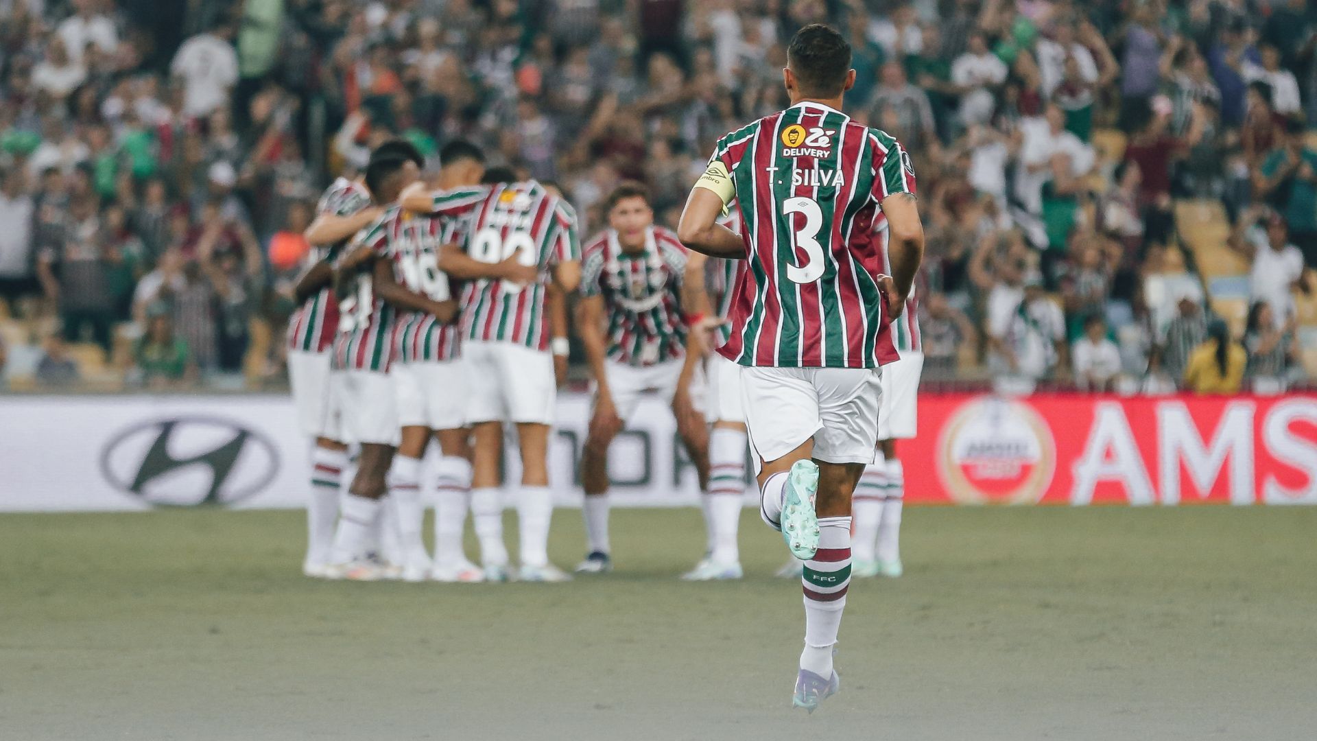 Thiago Silva em ação contra o Atlético-MG