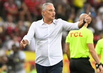 Tite, técnico do Flamengo, ao lado do campo, na Copa do Brasil