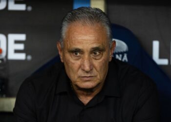 Tite pensativo na derrota para o Peñarol