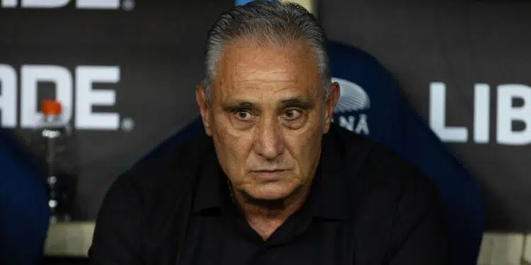 Tite pensativo na derrota para o Peñarol