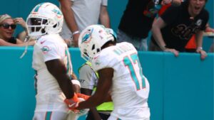 Tyreek Hill, jogador do Miami Dolphins, com as mãos para trás em protesto à abordagem policial