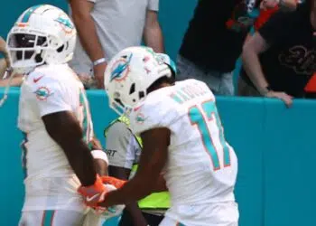 Tyreek Hill, jogador do Miami Dolphins, com as mãos para trás em protesto à abordagem policial