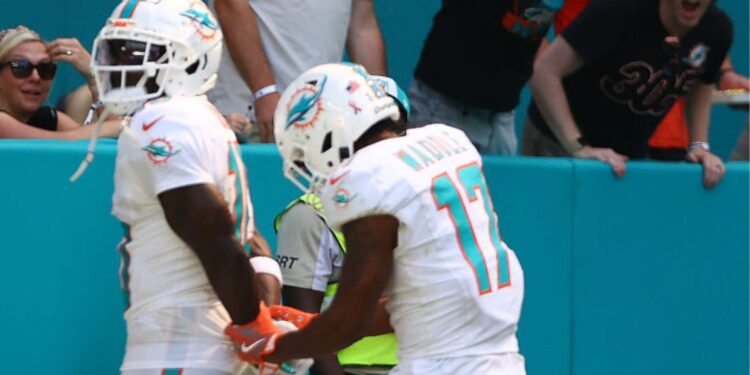 Tyreek Hill, jogador do Miami Dolphins, com as mãos para trás em protesto à abordagem policial