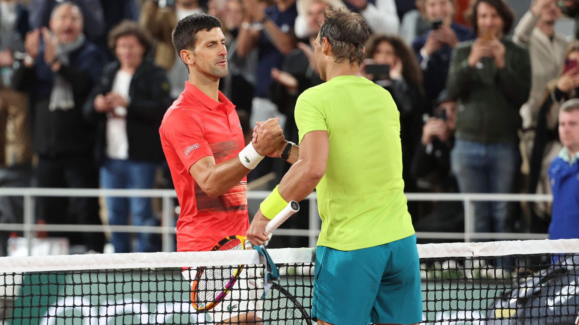Rafael Nadal e Djokovic se cumprimentando, nas quartas de final do Roland Garros de 2022