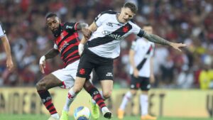 Vegetti disputando bola com o volante Gerson