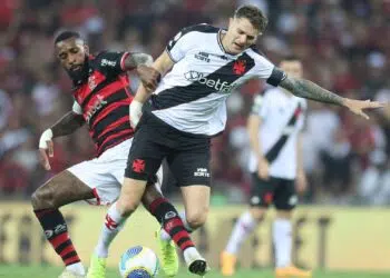 Vegetti disputando bola com o volante Gerson