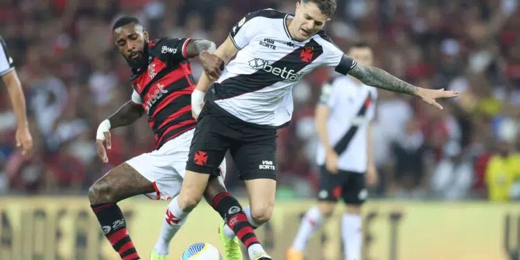 Vegetti disputando bola com o volante Gerson
