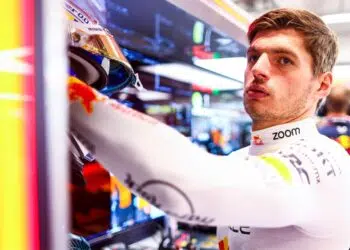 Verstappen é punido pela FIA por 'linguajar rude' e critica a entidade